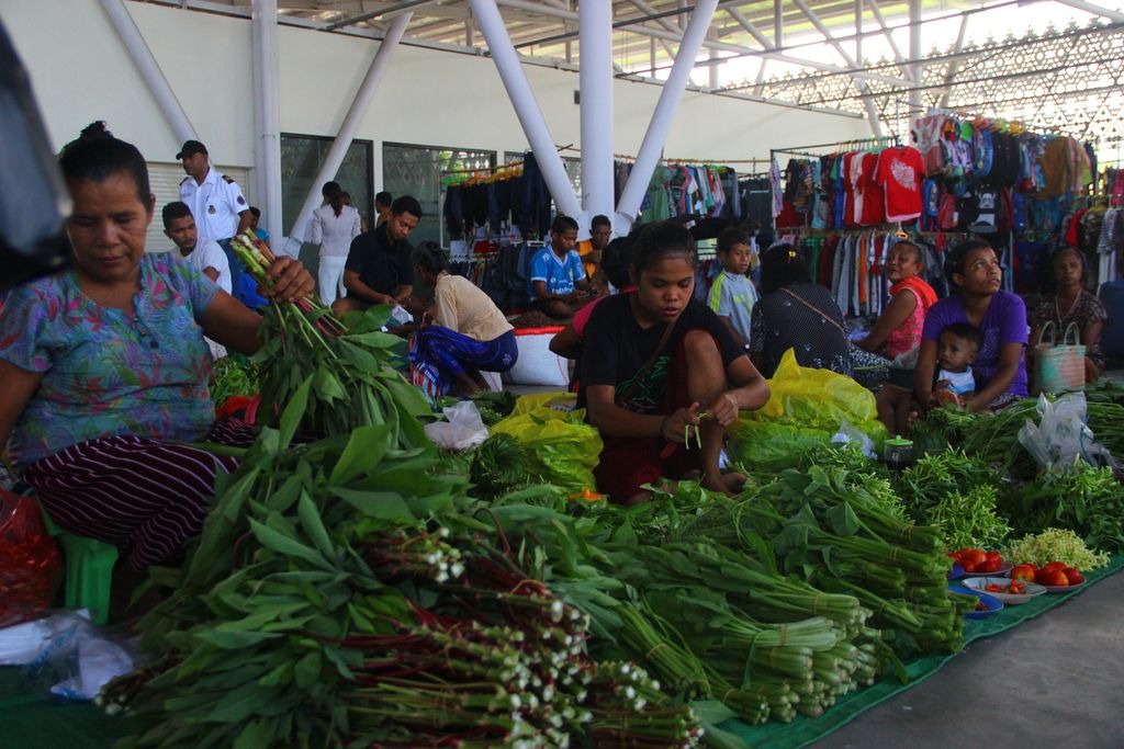 Suasana jual beli di Pasar Motaain, Pos Lintas Batas Negara Indonesia-Timor Leste, di Kabupaten Belu, Nusa Tenggara Timur, Selasa (18/2/2020). Pasar melibatkan warga dua negara itu semakin menggairahkan ekonomi di perbatasan.