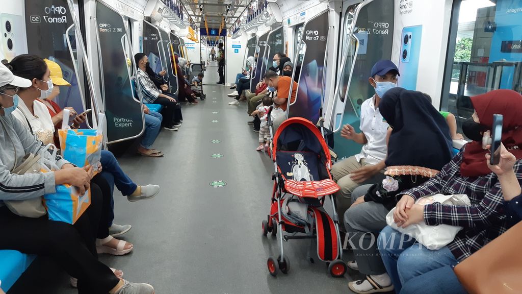 Warga tampak memadati kereta MRT yang akan mengantarkan mereka ke tujuan, Rabu (5/4/2022).