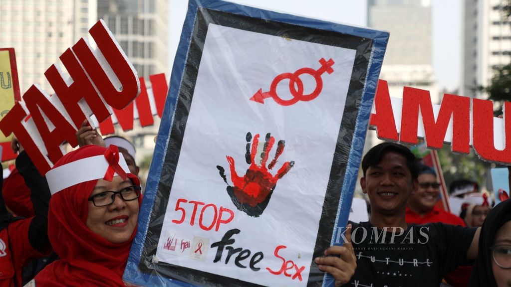  Poster ajakan stop perilaku seks bebas dalam pawai memperingati Hari AIDS Internasional di area bebas kendaraan bermotor Jalan MH Thamrin, Jakarta, Minggu (1/12/2019). 