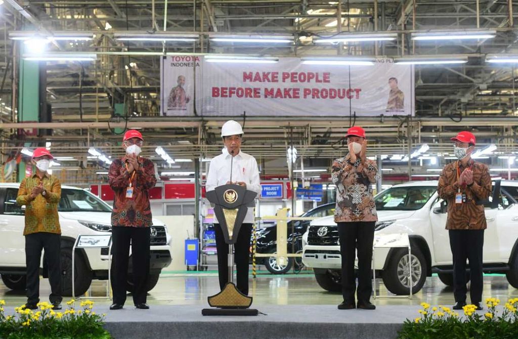 Presiden Joko Widodo memberikan sambutan pada pelepasan unit kedua juta ekspor mobil utuh ke mancanegara dan ekspor perdana Fortuner ke Australia oleh PT Toyota Motor Manufacturing Indonesia di Kabupaten Karawang, Jawa Barat, Selasa (15/2/2022).