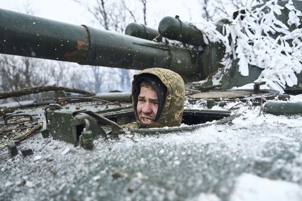 Tentara Ukraina melihat keluar dari kendaraan artileri swagerak di garis depan perang Ukraina di wilayah Donetsk, Ukraina, 18 Februari 2023.