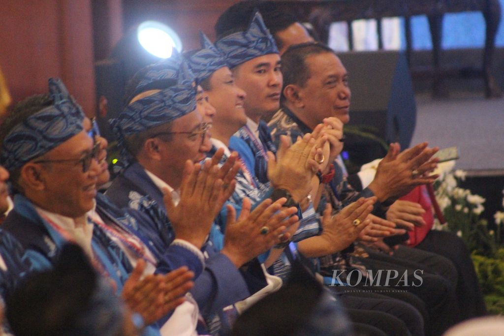Anggota Asosiasi Pemerintah Kota Seluruh Indonesia (Apeksi) mengikuti acara pembukaan Musyawarah Nasional Luar Biasa (Munaslub) di Kota Bogor, Jawa Barat, Jumat (15/12/2023). Presiden Joko Widodo datang untuk membuka acara Munaslub ini.