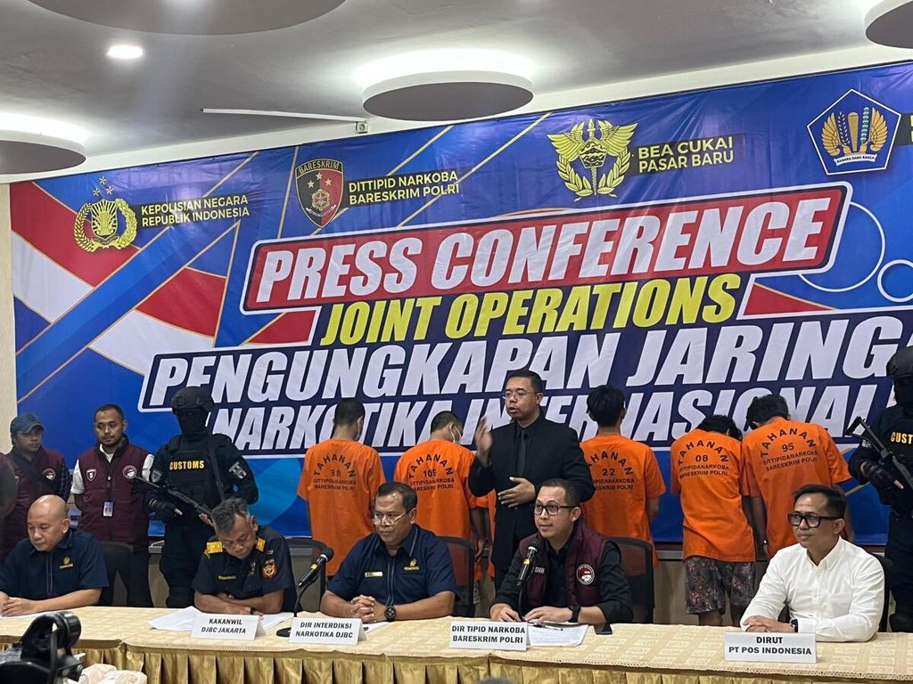 Konferensi pers Badan Reserse Kriminal Polri bersama Direktorat Jenderal Bea dan Cukai Kementerian Keuangan tentang penindakan terhadap penyelundupan ekstasi dari Belgia dan Belanda, Rabu (8/5/2024), di Jakarta. 