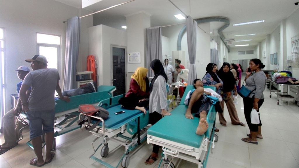 Sejumlah pasien DBD menunggu mendapatkan penanganan medis di ruang Unit Gawat Darurat Rumah Sakit Umum Daerah Cibinong, Bogor, Jawa Barat, Rabu (30/1/2019). 