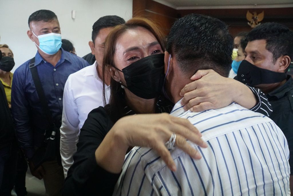 Bekas Bupati Kepulauan Talaud Sri Maria Wahyumi Manalip memeluk kerabatnya sambil menangis selepas pembacaan putusan kasus korupsi yang menjeratnya, Selasa (25/1/2022), di Pengadilan Negeri Manado, Sulawesi Utara.