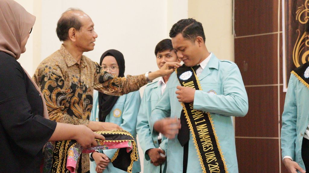 Mahasiswa Program Studi Sastra Indonesia Universitas Sebelas Maret, Surakarta, Pradana Ricardo, menerima penghargaan Mahasiswa Berprestasi 3 UNS dari Wakil Rektor Bidang Akademik dan Kemahasiswaan UNS Prof Dr Ir Ahmad Yunus, MS pada April 2022.