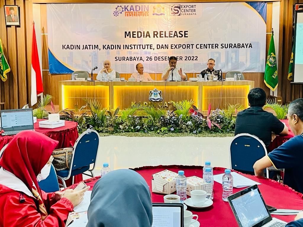Kamar Dagang dan Industri (Kadin) Jawa Timur memprediksi kinerja ekspor terkontraksi 20 persen tahun depan, Senin (26/12/2022). 