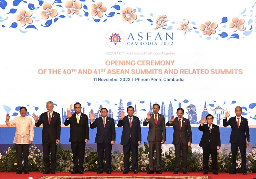Para pemimpin negara ASEAN melambaikan tangan dalam sesi foto di pembukaan KTT Ke-40 ASEAN, Phnom Penh, Kamboja, Jumat (11/11/2022). 