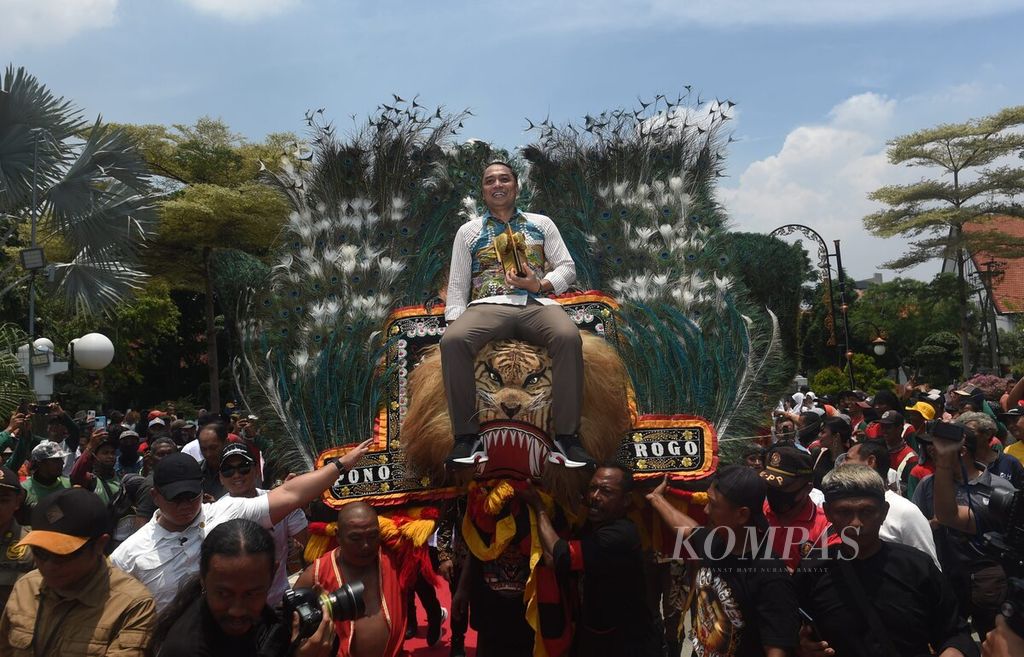 Wali kota Surabaya Eri Cahyadi yang membawa Piala Adipura tiba di Balai Kota, Kota Surabaya, Jawa Timur, Rabu (6/3/2024). 