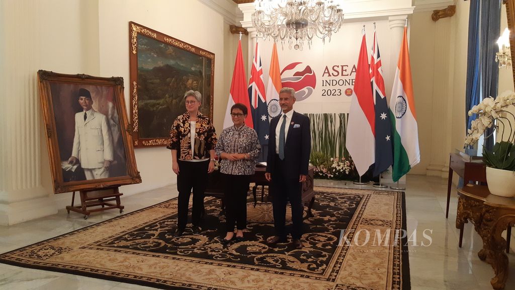 Dari kiri ke kanan: Menteri Luar Negeri Australia Penny Wong, Menlu Indonesia Retno Marsudi, dan Menlu India Subrahmanyam Jaishankar berpose sebelum memulai pertemuan trilateral di Jakarta, Rabu (12/7/2023). Acara ini di sela-sela Pertemuan Ke-56 Para Menlu ASEAN.