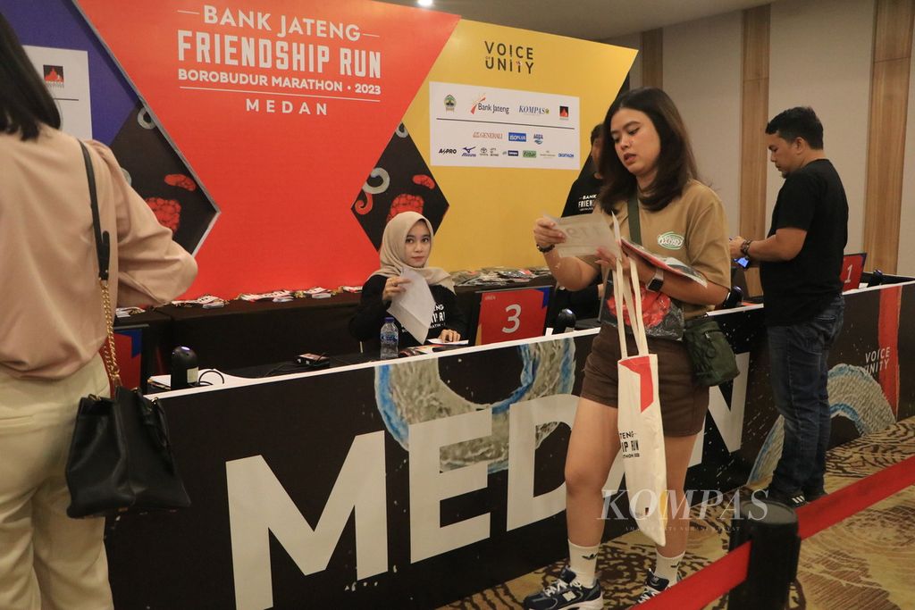 Sejumlah pelari mengambil <i>race pack</i> untuk Bank Jateng Friendship Run, di Santika Premiere Dyandra Hotel and Convention Medan, Sumatera Utara, Sabtu (16/9/2023). 
