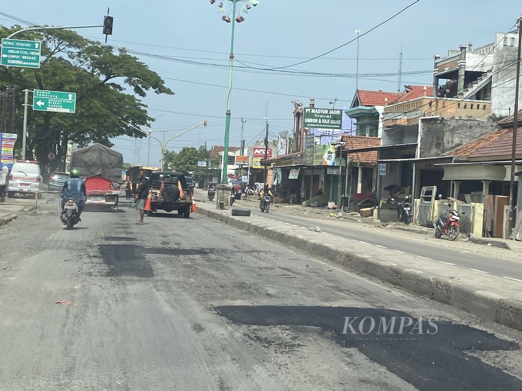 Sejumlah jalan berlubang akibat banjir di Desa Karanganyar, Kecamatan Karanganyar, Jawa Tengah, telah ditambal pada Senin (25/3/2024). 
