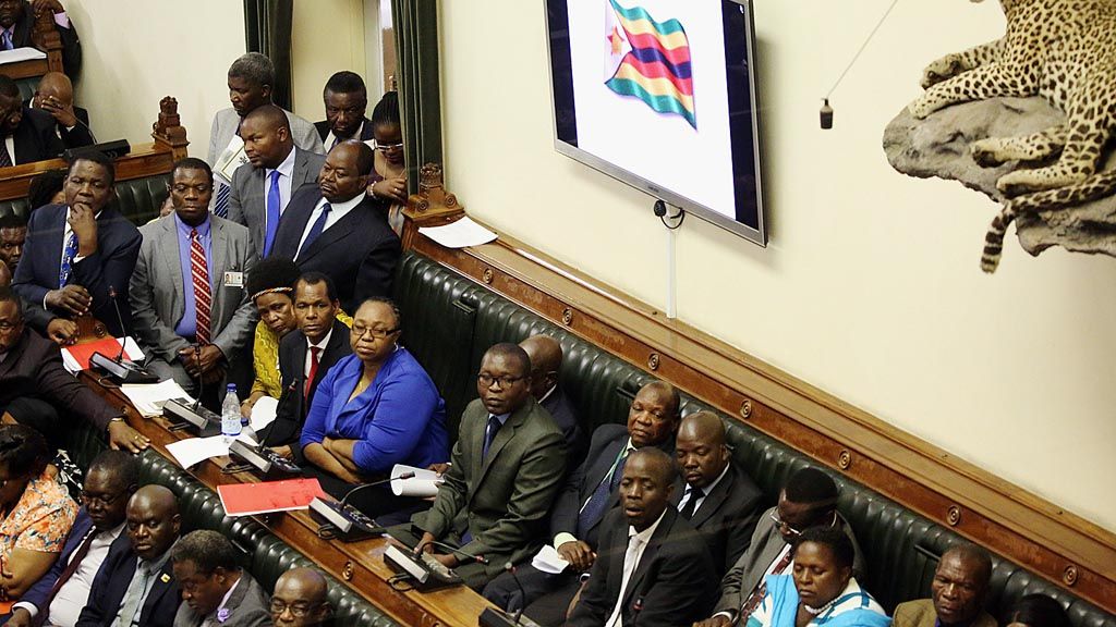 Anggota Parlemen  Zimbabwe, Selasa (21/11), memulai pertemuan di Gedung Majelis Nasional, Harare. Ketua Parlemen  memberi izin  sidang bersama Majelis Tinggi dan Senat untuk memperdebatkan sebuah mosi yang akan memicu proses pemakzulan  Robert Mugabe.