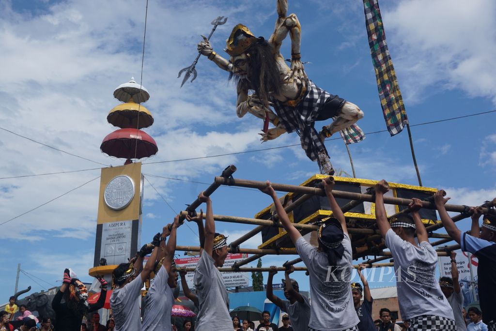 Festival ogoh-ogoh dipusatkan di Tugu Adipura yang menjadi pusat Kota Bandar Lampung, Lampung. Ada lima ogoh-ogoh yang diarak.