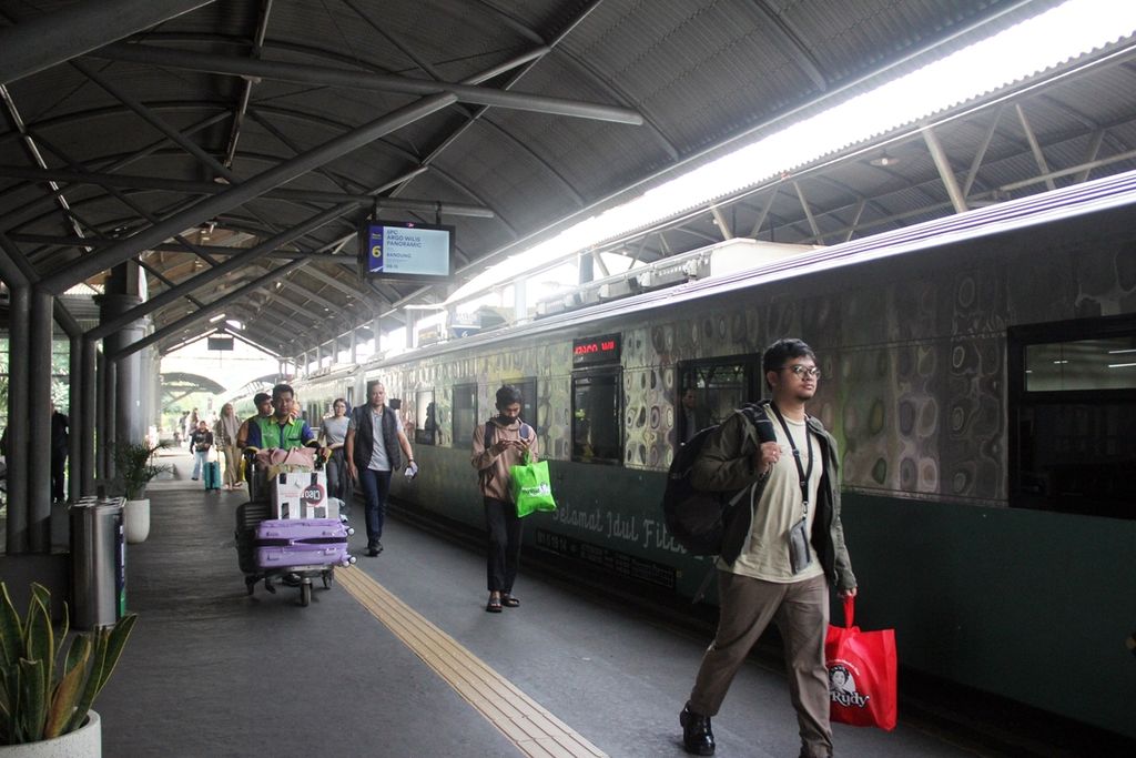 Penumpang kereta di Stasiun Surabaya Gubeng bersiap melakukan perjalanan. Pada arus mudik dan balik angkutan Lebaran 2024 ini, PT KAI Daop 8 Surabaya menyediakan 22 kereta tambahan.