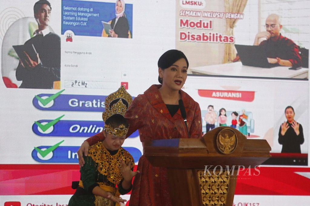 Anggota Dewan Komisioner OJK, Friderica Widyasari Dewi, menjadi pembicara kunci dalam acara edukasi keuangan bagi penyadang disabilitas di gedung Perpustakaan Nasional, Jakarta, Selasa (15/8/2023). 