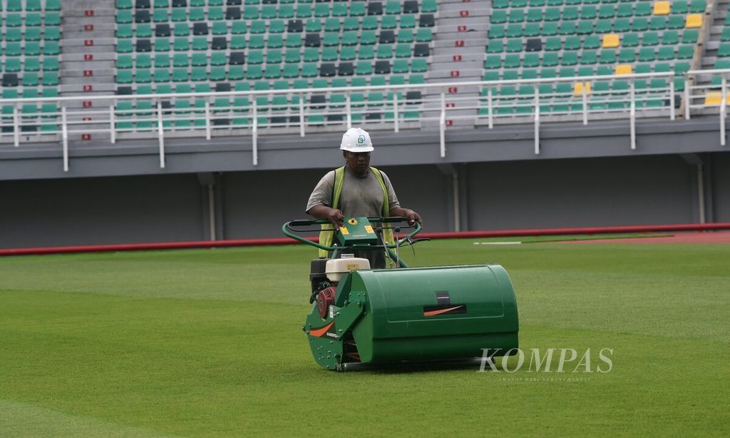 Pekerja merawat rumput Stadion Gelora Bung Tomo di tengah persiapan sebagai tempat penyelenggaraan Piala Dunia U-20, Surabaya, Jawa Timur, Selasa (28/3/2023). Sejumlah persiapan masih terus dilakukan di stadion yang akan menjadi salah satu tempat penyelenggaraan Piala Dunia U-20 tersebut. 