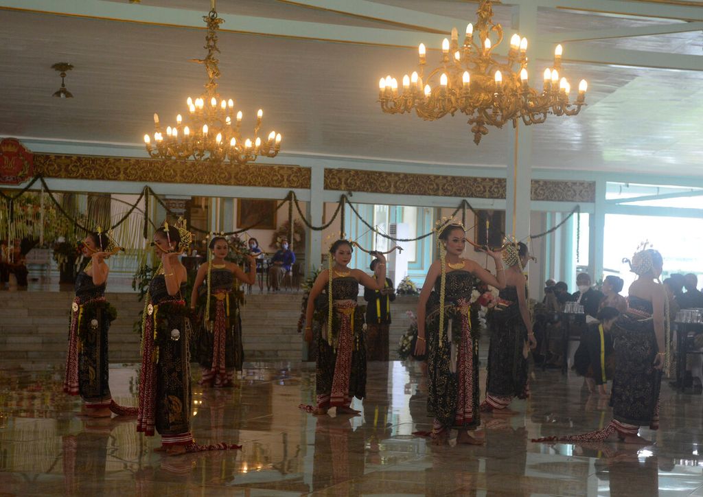 <i>Bedhaya Anglir Mendung</i> sebagai salah satu tari sakral dalam upacara penobatan Mangkunegara X di Pura Mangkunegaran, Kota Solo, Jawa Tengah, Sabtu (12/3/2022). 