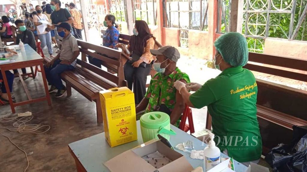 Pemberian vaksin Sinovac di salah satu puskesmas di Kota Jayapura, Papua, pada 6 Mei 2021.