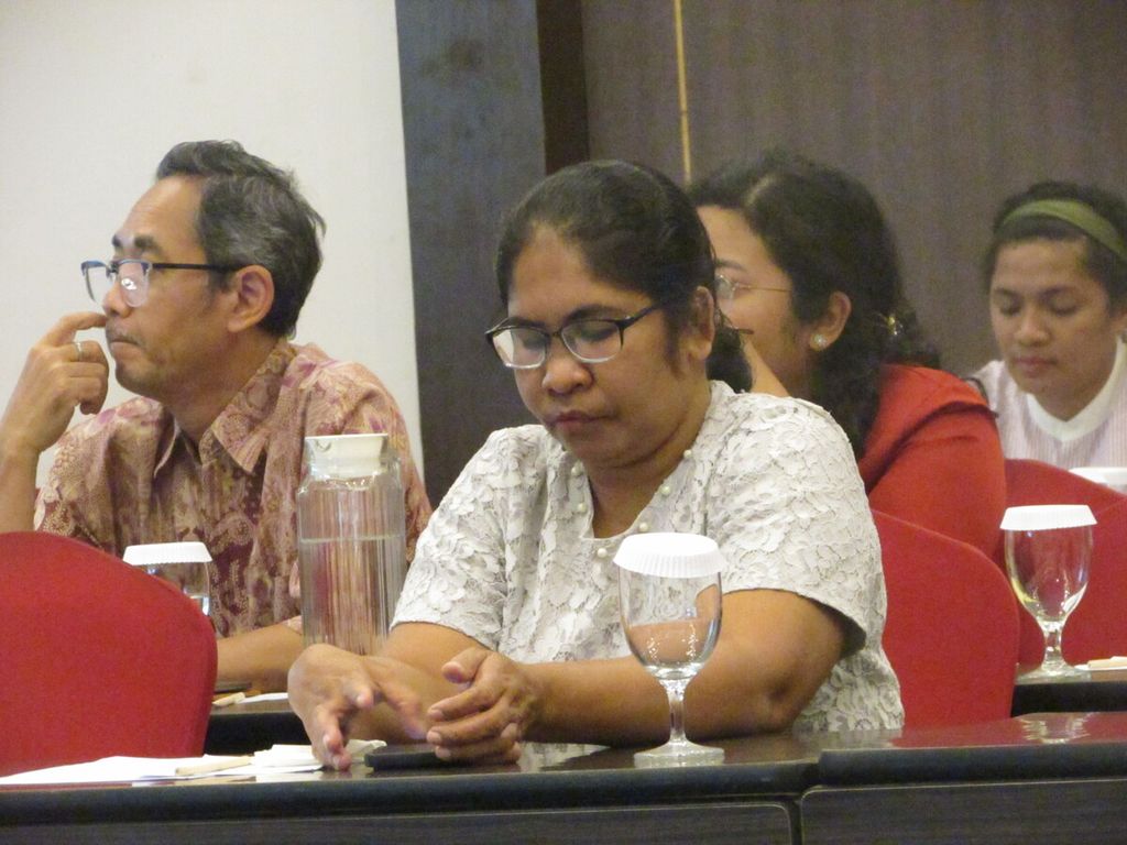 Marince Kabu (baju putih) yang juga penyintas TPPO hadir dalam diskusi publik di Kupang, NTT, Selasa (8/8/2023). 