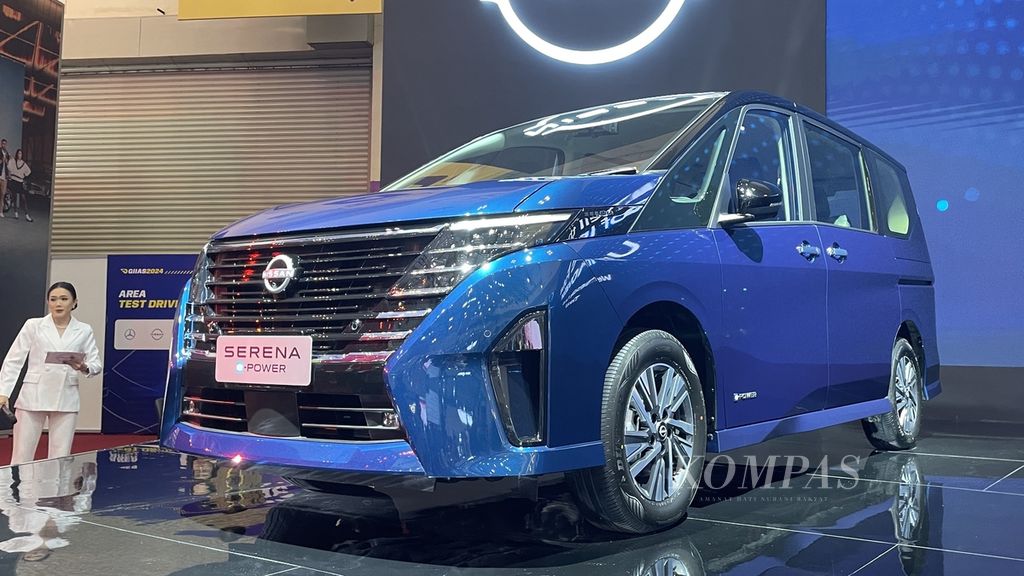 Mobil MPV berkapasitas tujuh penumpang Nissan Serena e-Power diluncurkan pada Rabu (17/7/2024) dalam pameran GIIAS 2024 di ICE BSD, Tangerang Selatan, Banten. Generasi keenam model ini mendapat pasokan tenaga hibrida dari motor listrik dan mesin bakar. Model berkode C28 ini dijual dengan harga Rp 635 juta untuk pilihan satu warna dan Rp 639 juta dengan atap warna hitam.