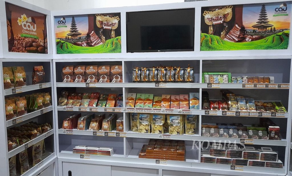 Beraneka produk cokelat yang diproduksi PT Cau Coklat Internasional di Dusun Cau, Desa Tua Petiga, Kecamatan Marga, Kabupaten Tabanan, Senin (13/11/2023).