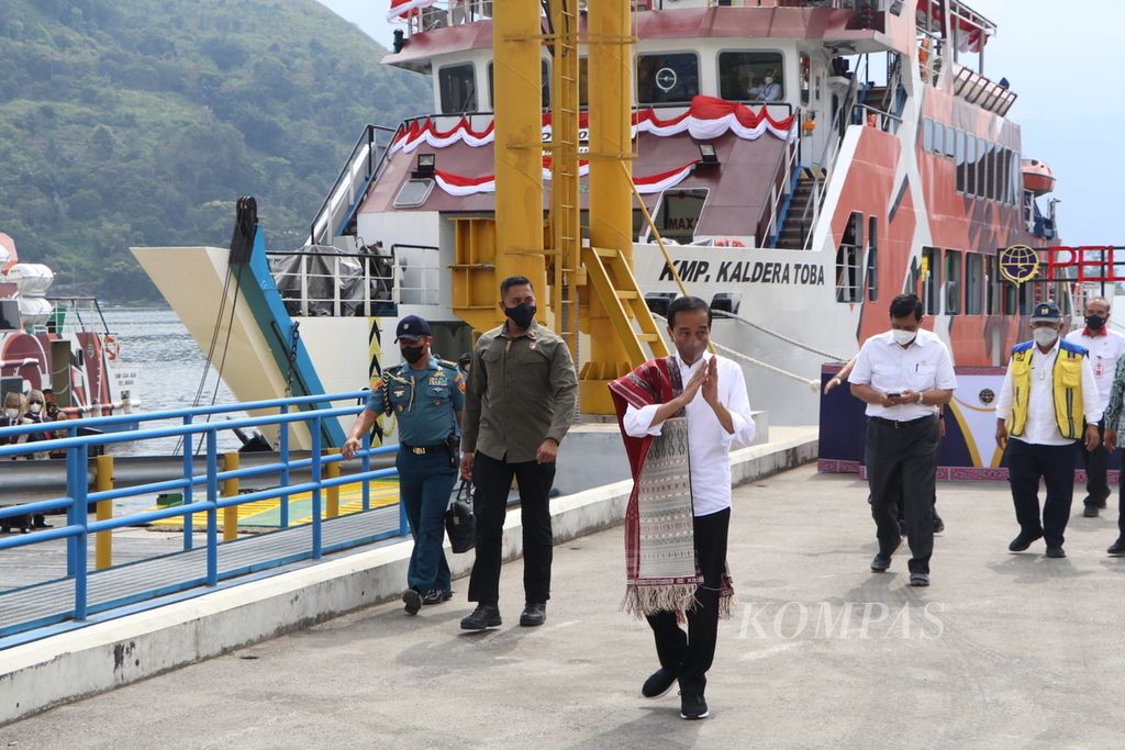Presiden Joko Widodo meresmikan tujuh pelabuhan dan empat kapal motor penyeberangan di Pelabuhan Ajibata, Kabupaten Toba, Sumatera Utara, (2/2/2022). Presiden meminta pembangunan di kawasan Danau Toba dimanfaatkan untuk meningkatkan kegiatan pariwisata dan ekonomi masyarakat.