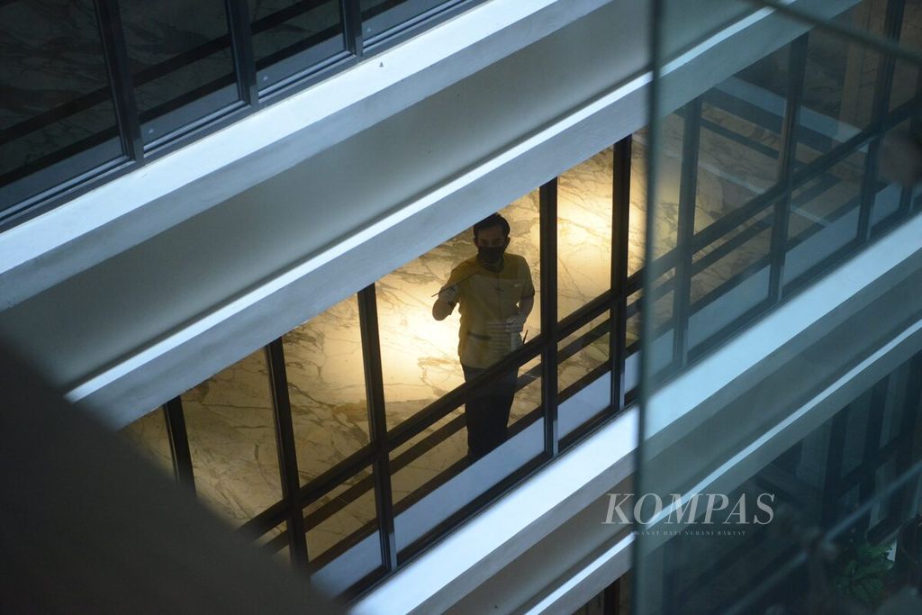 Pekerja menyeka kaca di depan deretan kamar di sebuah hotel di Yogyakarta, Rabu (1/7/2020). 