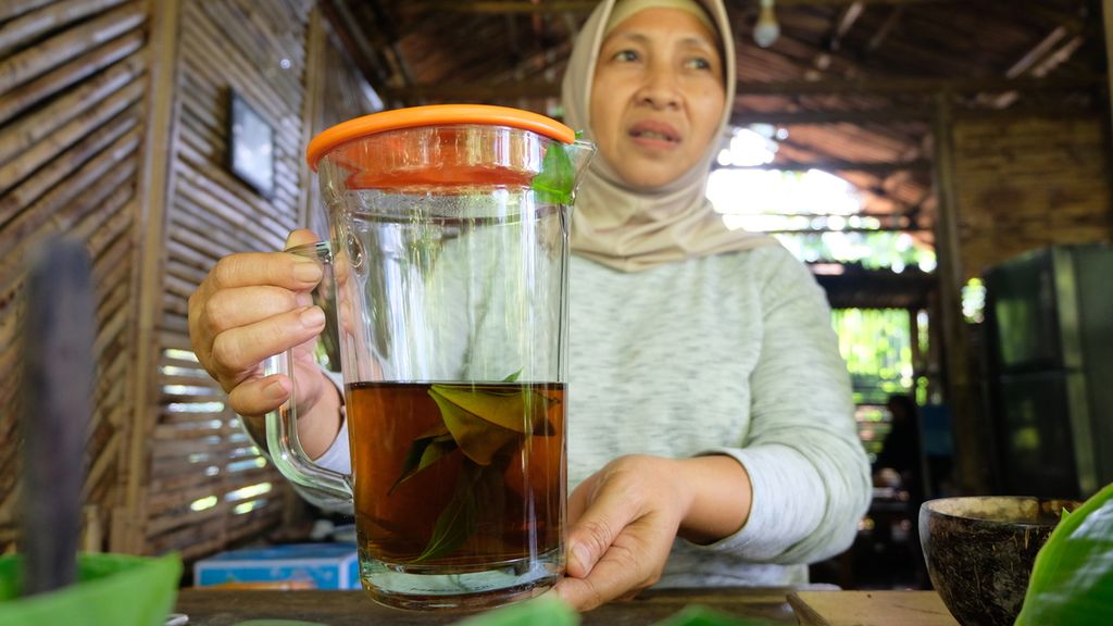 Seorang warga Kelurahan Tongole, Kecamatan Ternate Tengah, Ternate, Maluku Utara menunjukkan teh rempah di Ternate, Senin (13/6/2022). Teh itu terbuat dari rebusan kayu manis, cengkeh, daun pandan, daun kayu manis, dan daun cengkeh.