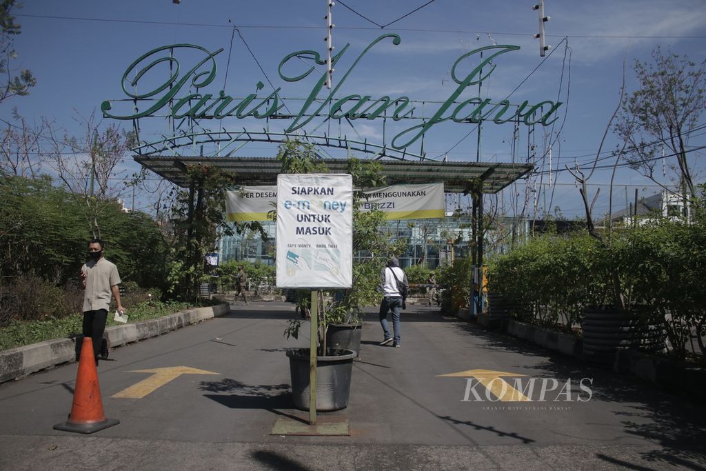 Kondisi gerbang masuk Mal Paris Van Java (PVJ) di Sukajadi, Kota Bandung, Jawa Barat, Rabu (11/8/2021).