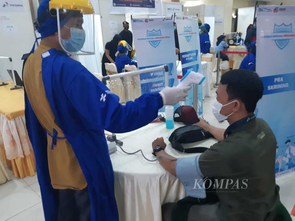 Seorang peserta vaksinasi melaksanakan pemeriksaan awal pada program vaksinasi massal di Pertamina Plaju, Palembang, Sumatera Selatan, Sabtu (26/6/2021). Sampai saat ini, dari 5,7 juta warga Sumsel yang menjadi sasaran vaksinasi, sekitar 1,5 di antaranya sudah divaksinasi.