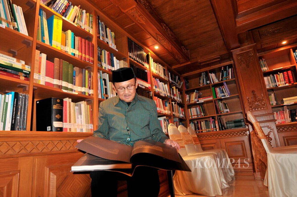 BJ Habibie membaca salah satu koleksinya di perpustakaan Habibie Ainun, Jakarta, Senin (11/8/14). 