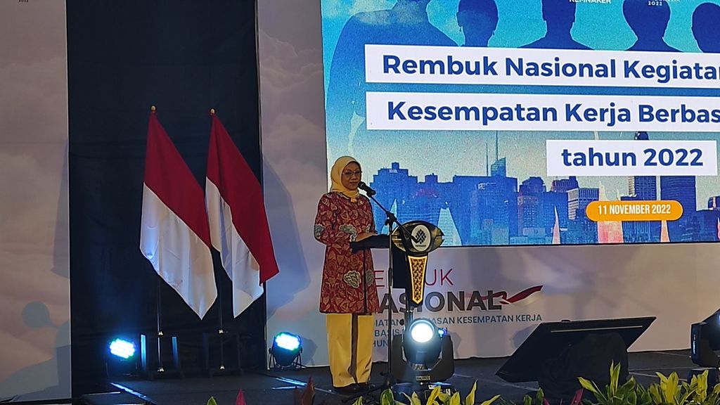  Menteri Ketenagakerjaan Ida Fauziyah saat membuka Rembug Nasional Kegiatan Perluasan Kesempatan Kerja Berbasis Kawasan Tahun 2022, Jumat (11/11/2022), di Jakarta.