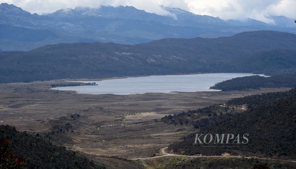 Pemandangan Danau Habema di kawasan Taman Nasional Lorentz, Kabupaten Jayawijaya, Jumat (12/11/2021). 