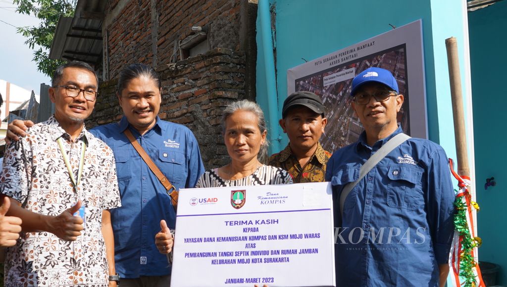Ketua Yayasan Dana Kemanusiaan Kompas Gesit Ariyanto (kedua dari kiri) berfoto dengan penerima manfaat jamban sehat keluarga, di Kelurahan Mojo, Kecamatan Pasar Kliwon, Kota Surakarta, Jawa Tengah, Kamis (16/3/2023). 