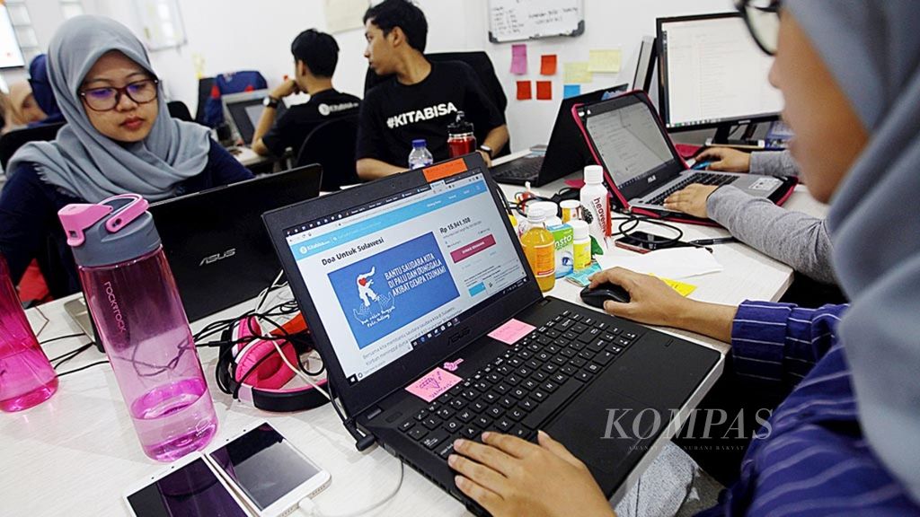 Suasana di ruang posko digital Kitabisa.com untuk membantu para penggalang dana melalui laman mereka di Kantor Kitabisa.com, di Jakarta Selatan, 4 Oktober 2018.