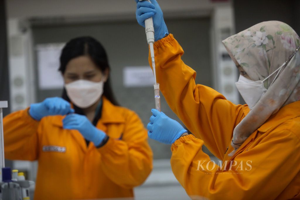 Staf Badan Pengawas Obat dan Makanan (BPOM) menguji sampel makanan di laboratorium pengujian kimia dan pangan pada acara pameran Open House di kompleks gedung BPOM, Jakarta, Kamis (12/1/2023).
