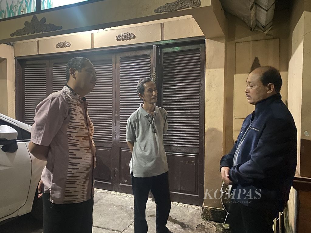 Wakil Ketua Lembaga Perlindungan Saksi dan Korban Antonius PS Wibowo (kanan) berbincang dengan kerabat Paulus Iwan Boedi Prasetijo, di Kota Semarang, Jawa Tengah, Rabu (11/1/2023) malam.