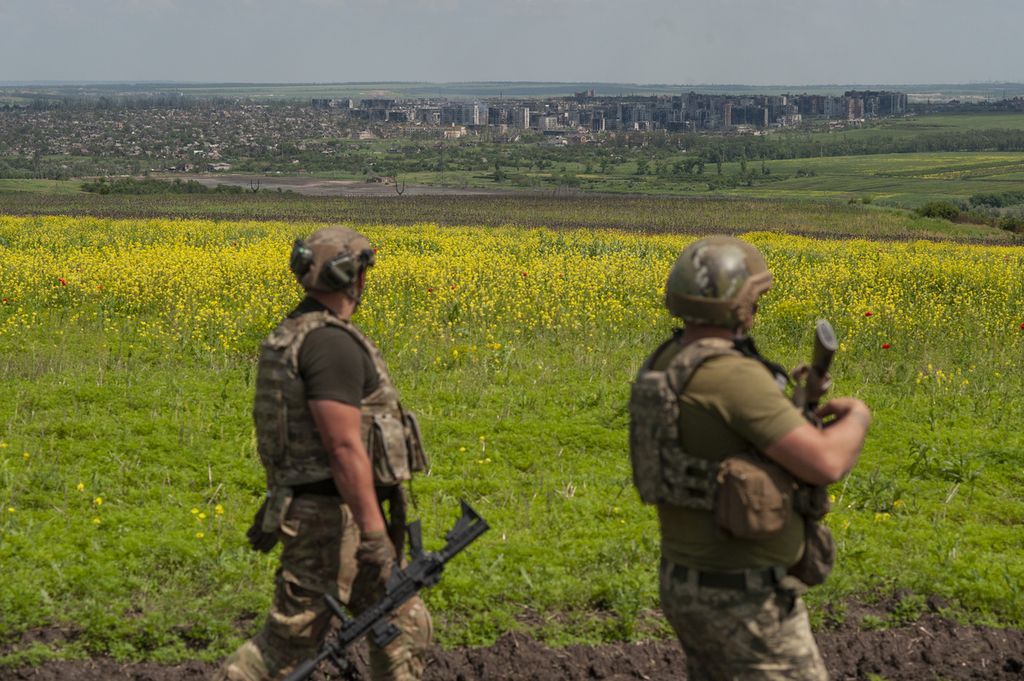 Pasukan Ukraina bersiaga di lapangan terbuka dengan latar belakang wilayah Bakhmut di Provinis Donetsk, Ukraina, Senin (5/6/2023). 