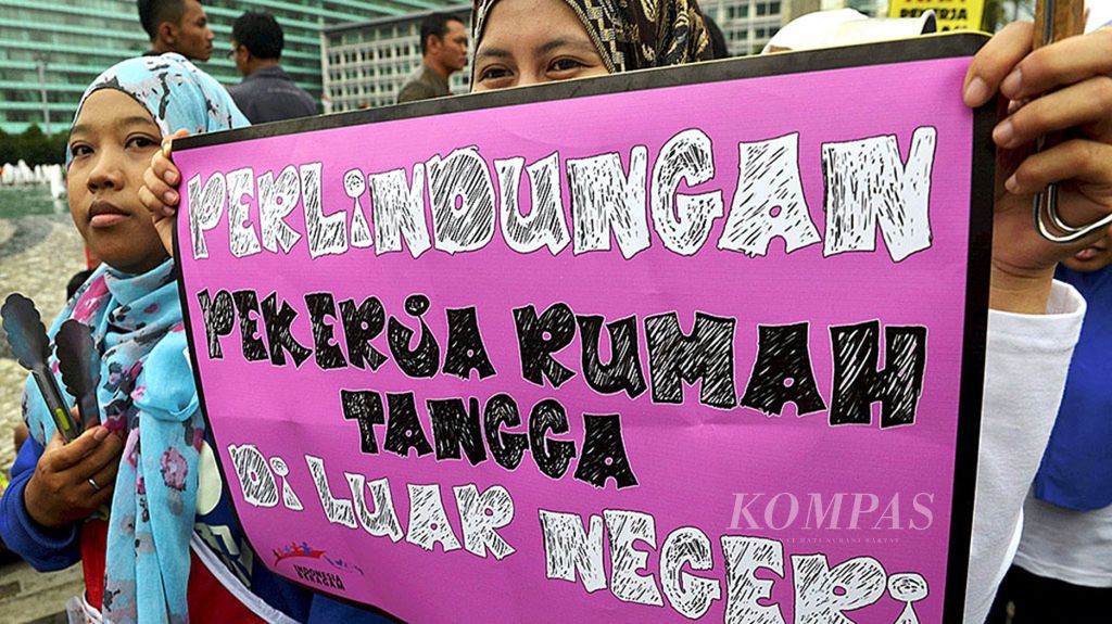 Unjuk rasa pekerja rumah tangga memperingati Hari Perempuan Internasional di Jakarta, Minggu (8/3). Dalam aksinya, mereka menuntut pemerintah dan DPR segera mengesahkan RUU Perlindungan PRT serta memberikan jaminan perlindungan, upah layak, dan kesejahteraan. 
