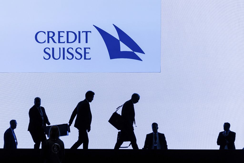 Foto yang diambil pada 4 April 2023 di Zurich, Swiss memperlihatkan siluet CEO Credit Suisse Ulrich Koerner (ketiga dari kanan) berjalan meninggalkan panggung seusai rapat tahunan pemegang saham.