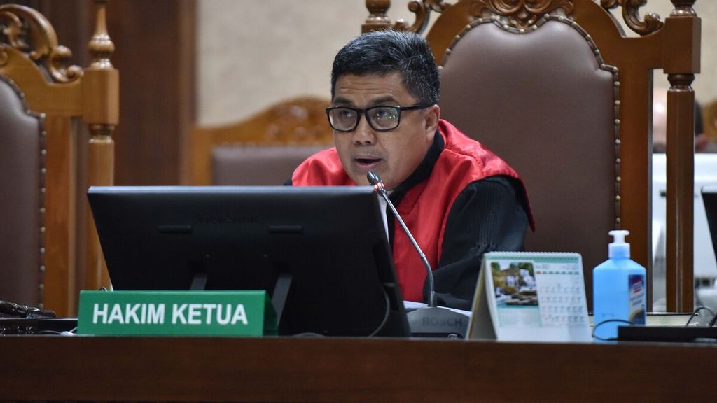 Ketua Majelis Hakim Muhammad Damis membacakan amar putusan perkara dugaan suap dengan terdakwa Joko Soegiarto Tjandra dalam pengurusan fatwa bebas MA dan penghapusan namanya dari daftar pencarian orang di sistem imigrasi di Pengadilan Tindak Pidana Korupsi (Tipikor) pada Pengadilan Negeri Jakarta Pusat, Jakarta, Senin (5/4/2021). Sebelumnya, jaksa penuntut umum (JPU) Kejaksaan Agung meminta Majelis Hakim Tipikor menjatuhkan hukuman 4 tahun penjara dan denda Rp 100 juta subsider 6 bulan kurungan terhadap Djoko Tjandra.