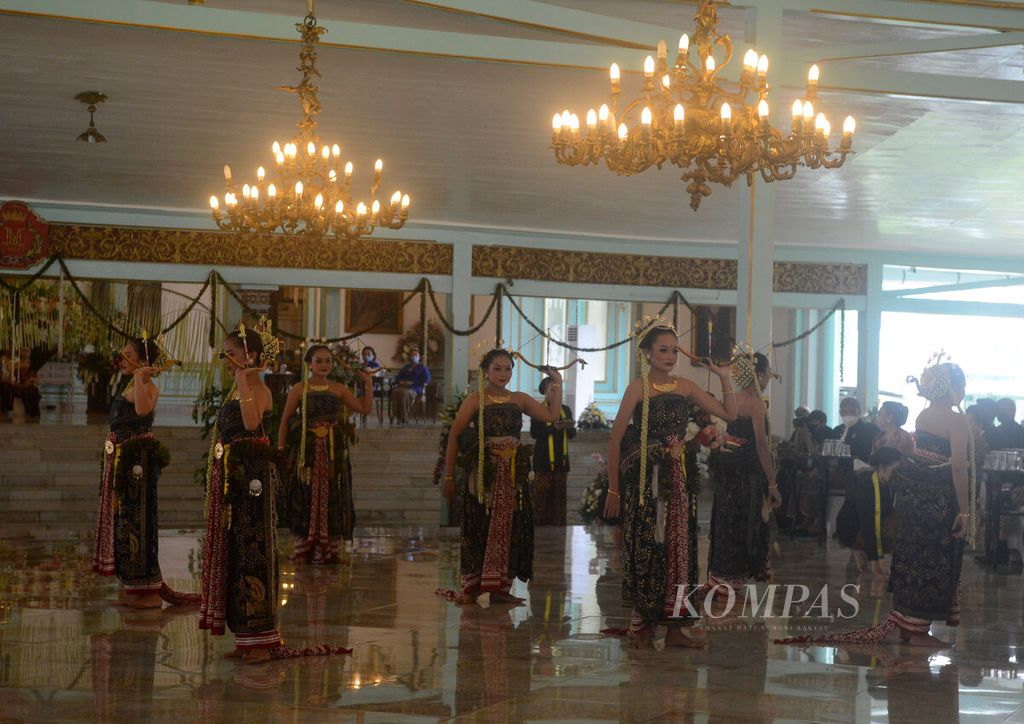 Bedhaya Anglir Mendung sebagai salah satu tari sakral dalam upacara penobatan Mangkunegara X di Pura Mangkunegaran, Kota Solo, Jawa Tengah, Sabtu (12/3/2022).