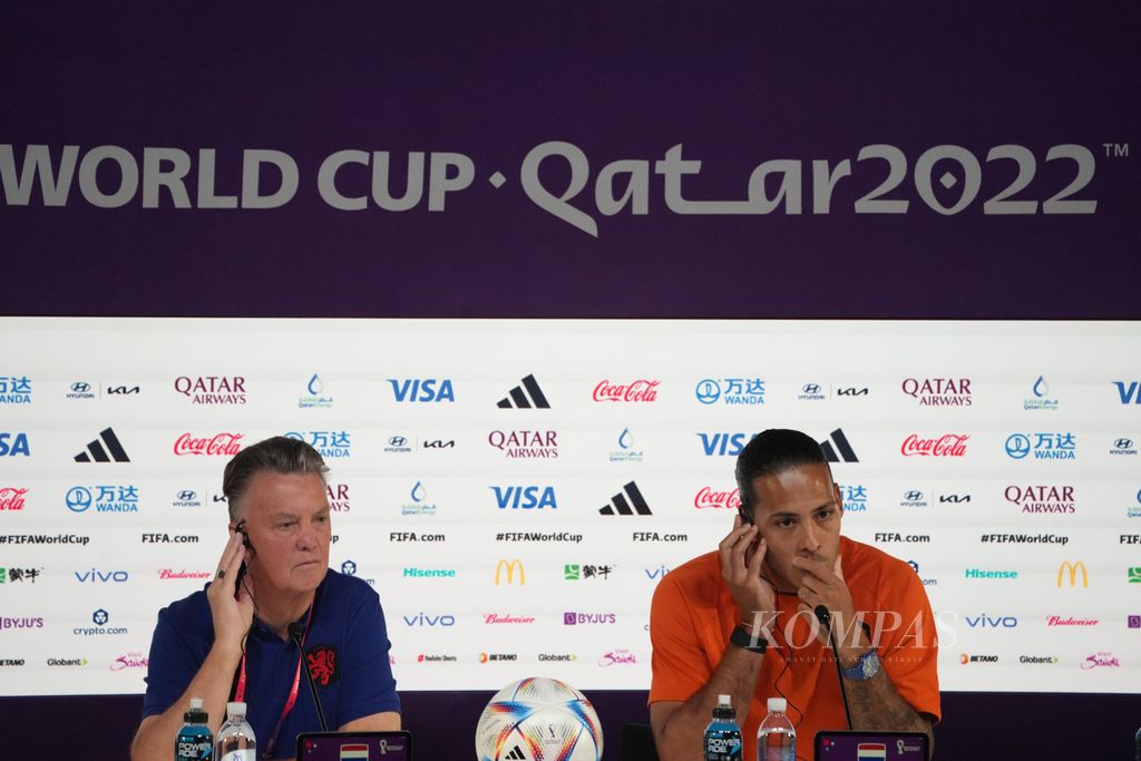 Pelatih tim Belanda Louis van Gaal (kiri) dan kapten tim Virgil van Dijk hadir dalam konferensi pers Piala Dunia 2022 Qatar menjelang pertandingan melawan Senegal (20/11/2022). 