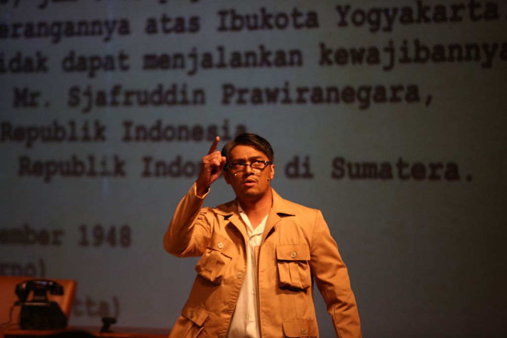 Aktor Deva Mahenra di Gedung Kesenian Jakarta, Jakarta, Jumat (15/4/2022). Ia memerankan tokoh Sjafruddin Prawiranegara di teater monolog berjudul <i>Kacamata Sjafruddin</i>, bagian dari seri monolog <i>Di Tepi Sejarah</i>.