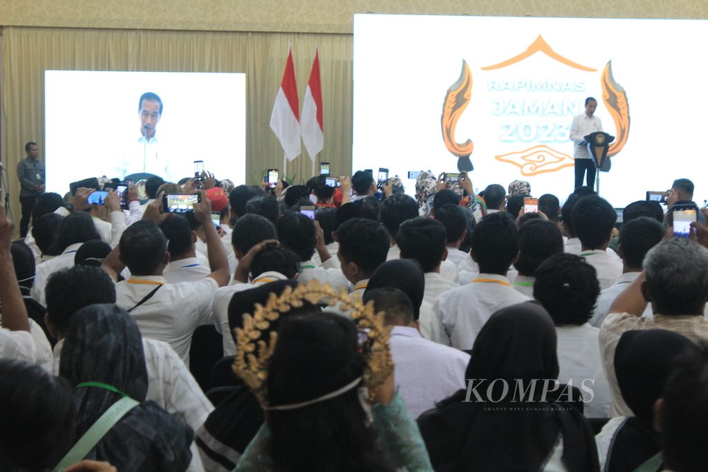 Presiden Joko Widodo saat membuka Rapat Pimpinan Nasional Jaringan Kemandirian Nasional (Jaman), salah satu organisasi pendukung Jokowi, di Kota Cirebon, Jawa Barat, Selasa (29/8/2023). Dalam sambutannya, Presiden meminta relawannya untuk tidak tergesa-gesa mendukung calon presiden 2024.