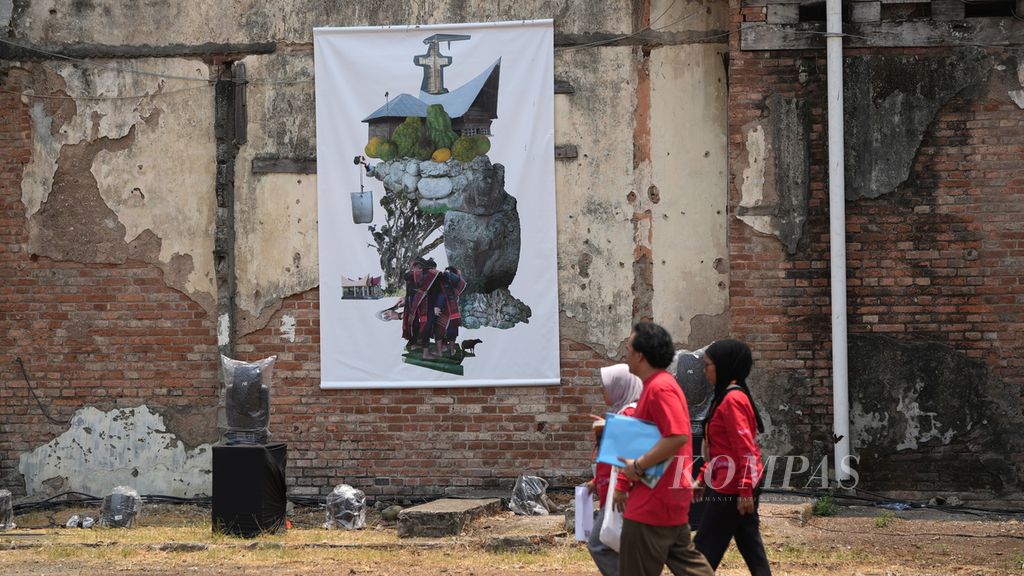 Karya Fehung dipamerkan dalam rangkaian Pekan Kebudayaan Nasional 2023 di Perum Produksi Film Negara, Jakarta Timur, Senin (23/10/2023). 