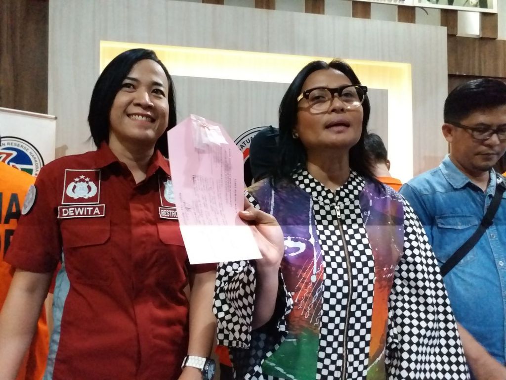 Kepala Satuan Reserse Narkoba Polres Metro Jakarta Selatan Komisaris Vivick Tjangkung (dua dari kiri) memberikan keterangan kepada wartawan terkait pengungkapan narkoba di wilayah hukum Jakarta Selatan, Jumat (2/2).