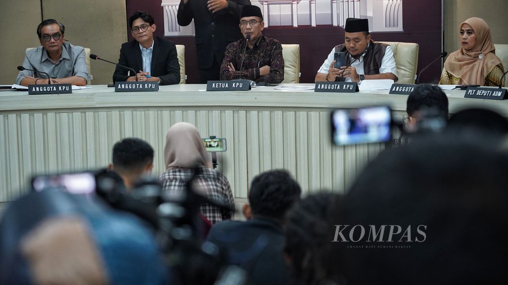 Ketua Komisi Pemilihan Umum (KPU) Hasyim Asyari (tengah) dengan para komisioner lainnya saat menggelar konferensi pers terkait pelaksanaan Indonesia Election Visit Program (IEVP) di Kantor KPU, Jakarta, Senin (12/2/2024). 