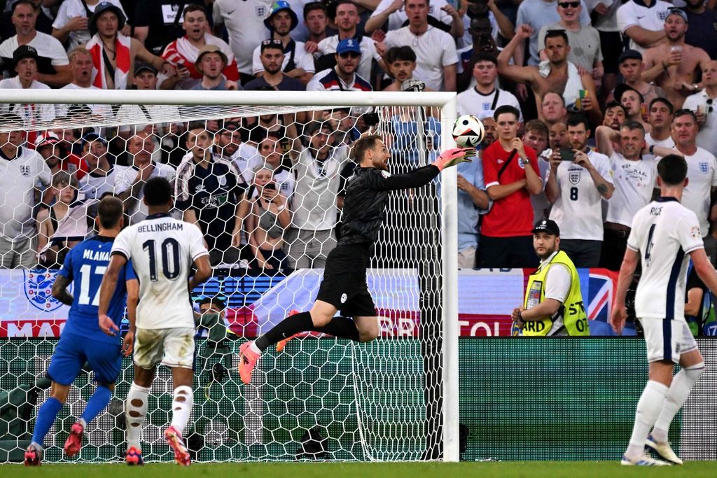 Kiper Slovenia, Jan Oblak (tengah), menyelamatkan gawangnya dari gempuran pemain Inggris pada laga Grup C Piala Eropa 2024 di Cologne, Jerman, Rabu (26/6/2024) dini hari WIB. Ketangguhan Oblak membuat gawang Slovenia sulit ditembus. 